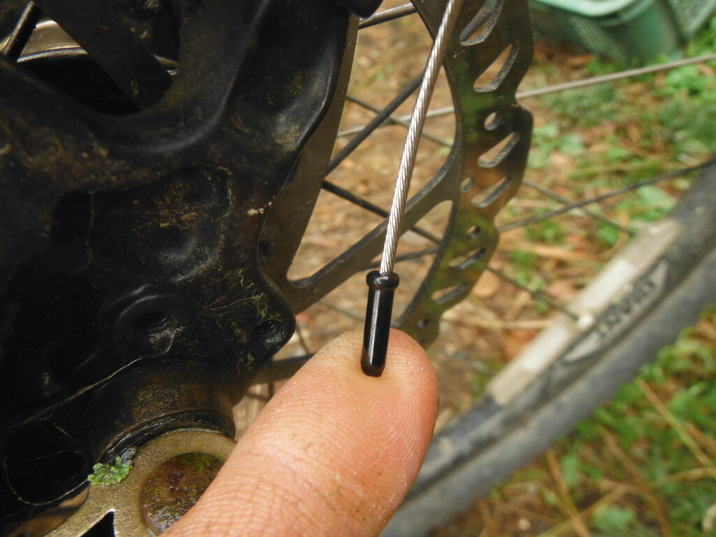 ブレーキワイヤーの端にワイヤーエンドキャップを取り付ける。