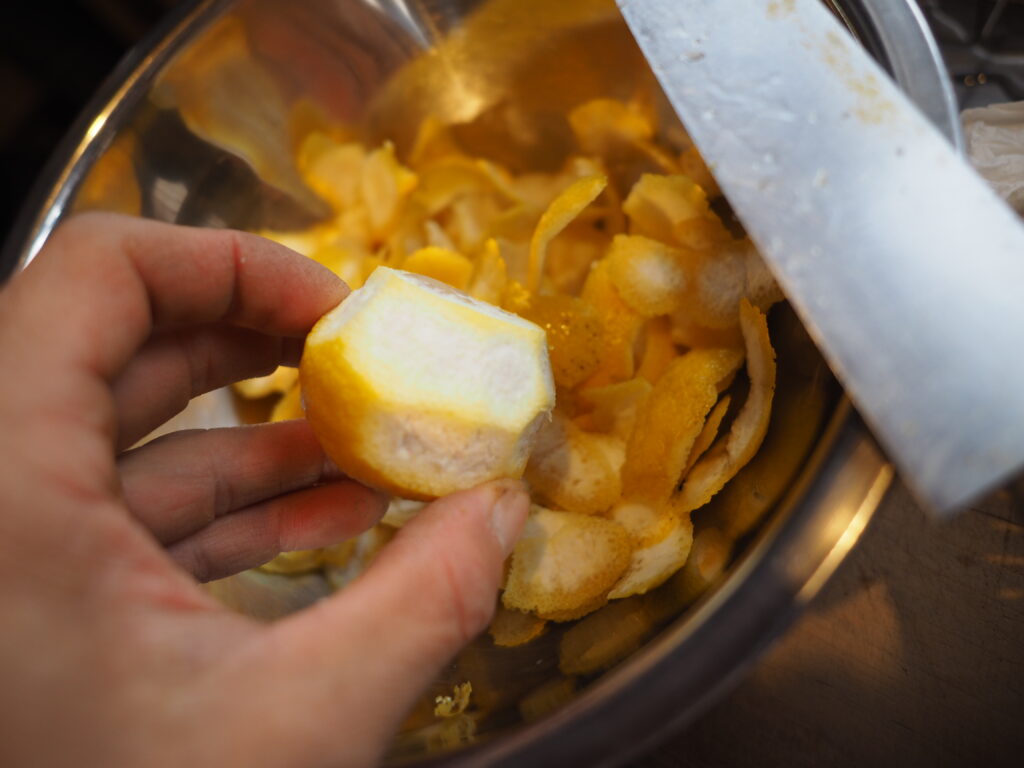 包丁で黄柚子の皮を剥く。
