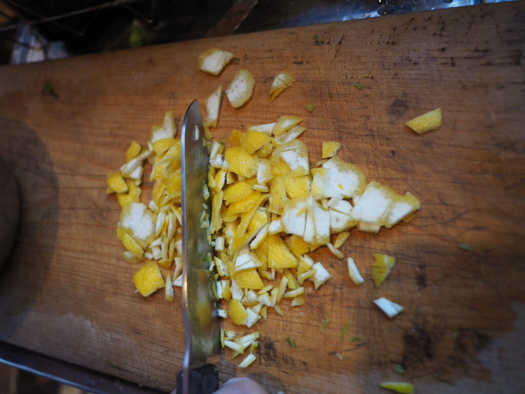 黄柚子の皮を細かく切っていく。