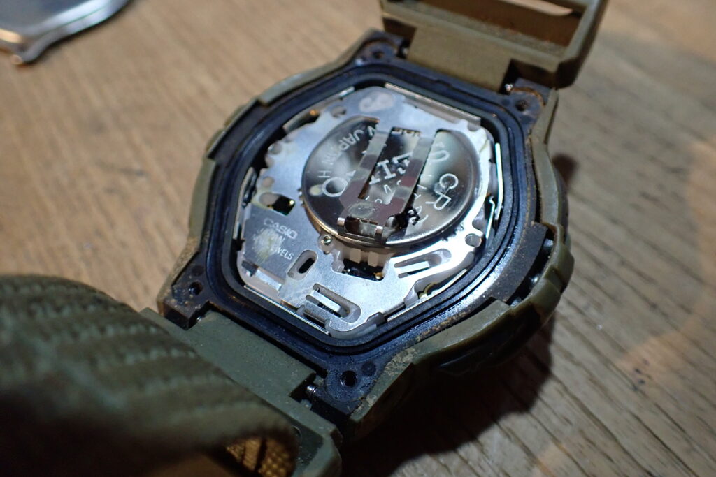 G-SHOCKの電池の押さえ金具が外れる。