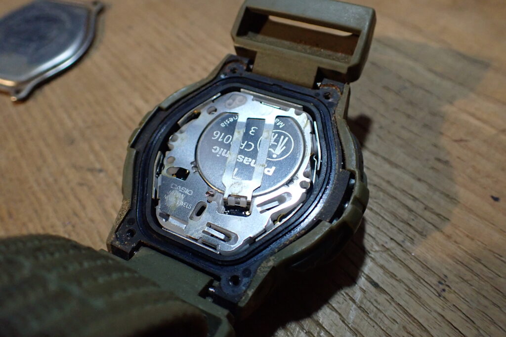 G-SHOCKの電池に新しい電池を入れる。