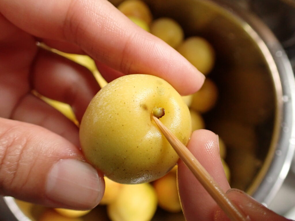 完熟梅のヘタを取る