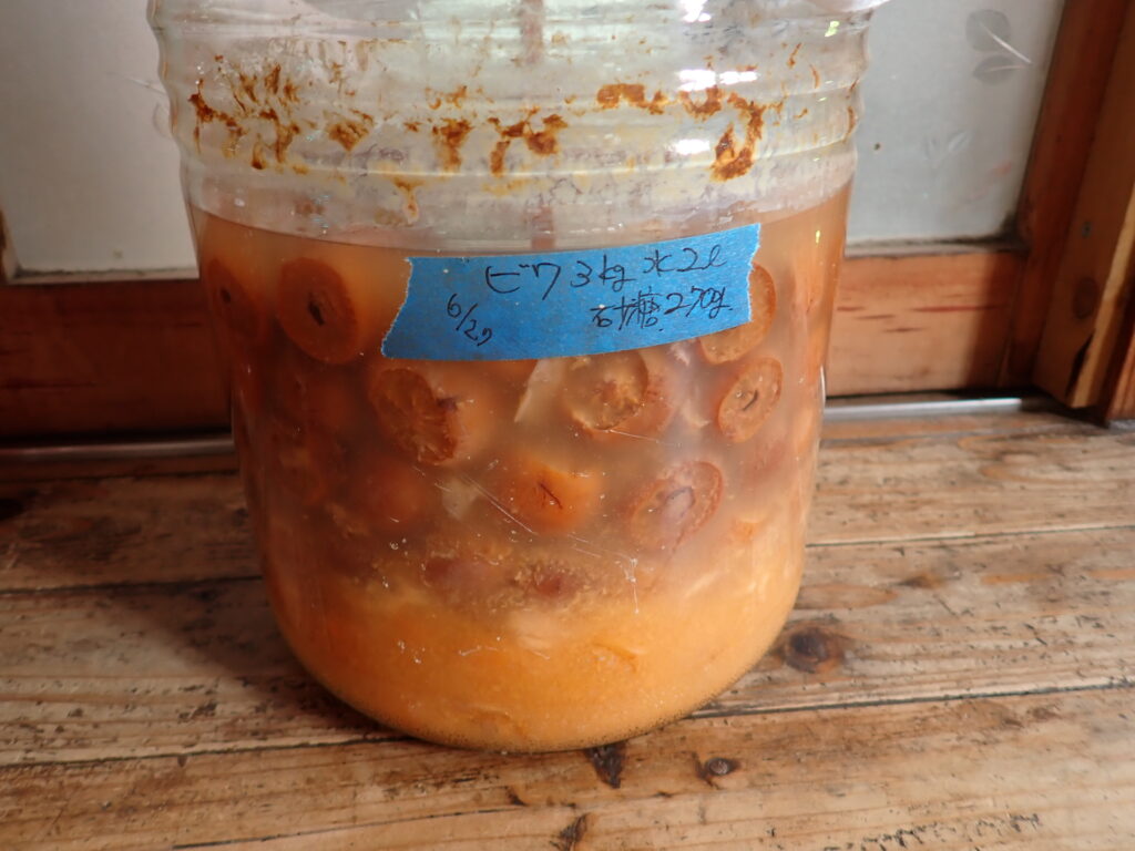 ビワ酢の仕込みから2か月が経過。