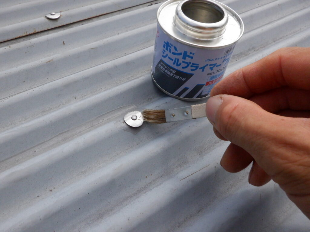 傘釘にプライマーを塗る。