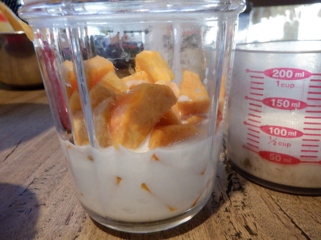 柿と牛乳をミルサーにかける。