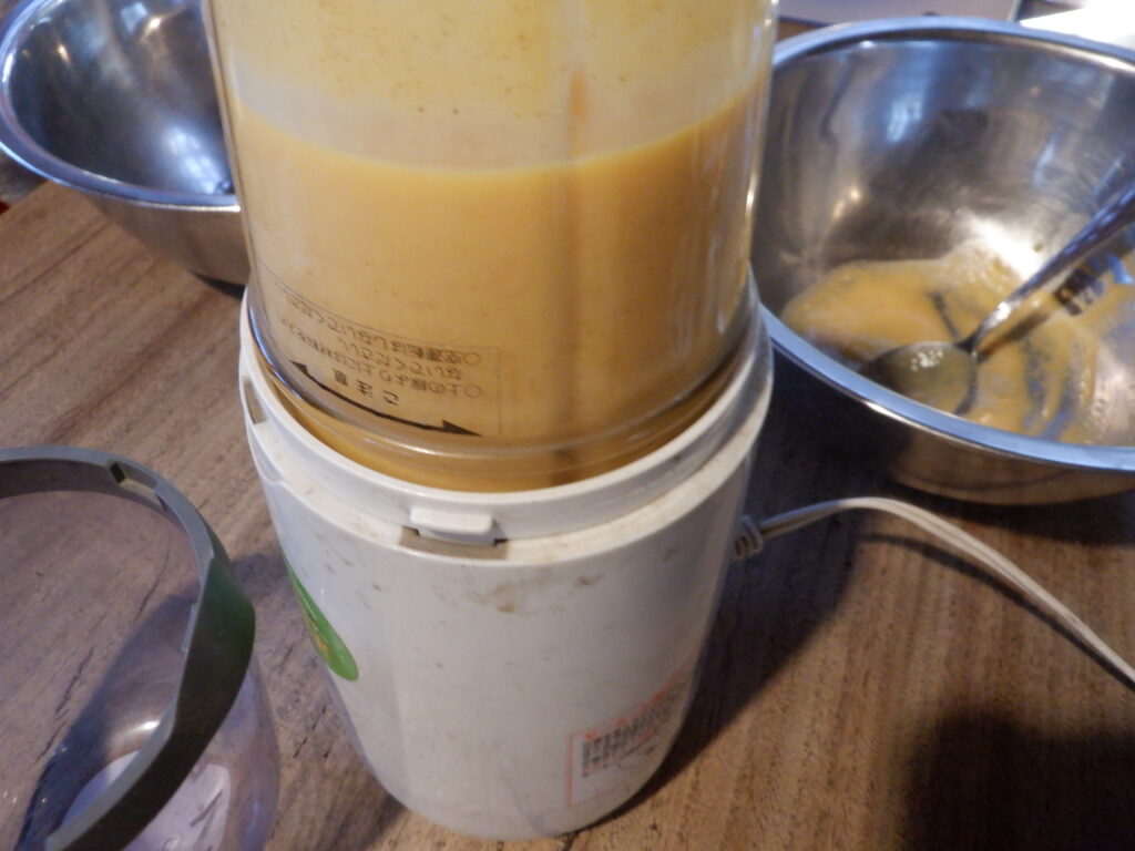ミルサーでトロトロになった柿と牛乳。
