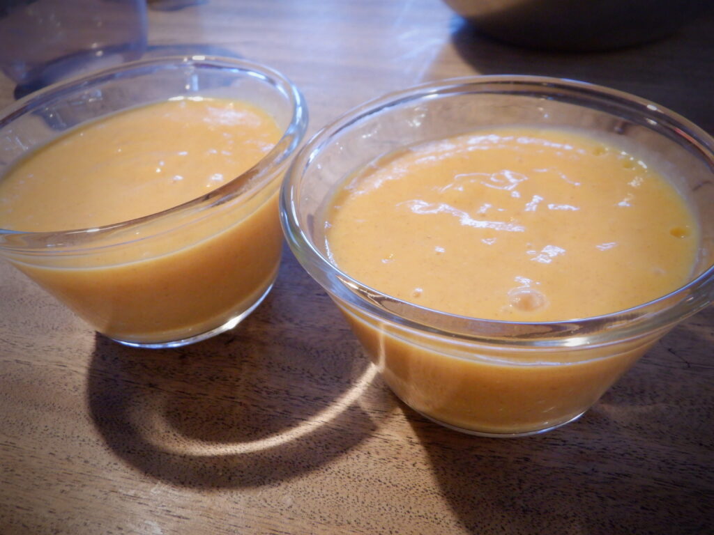 柿とミルクのペーストを容器に移す。