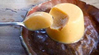 牛乳と柿でつくる柿プリン。