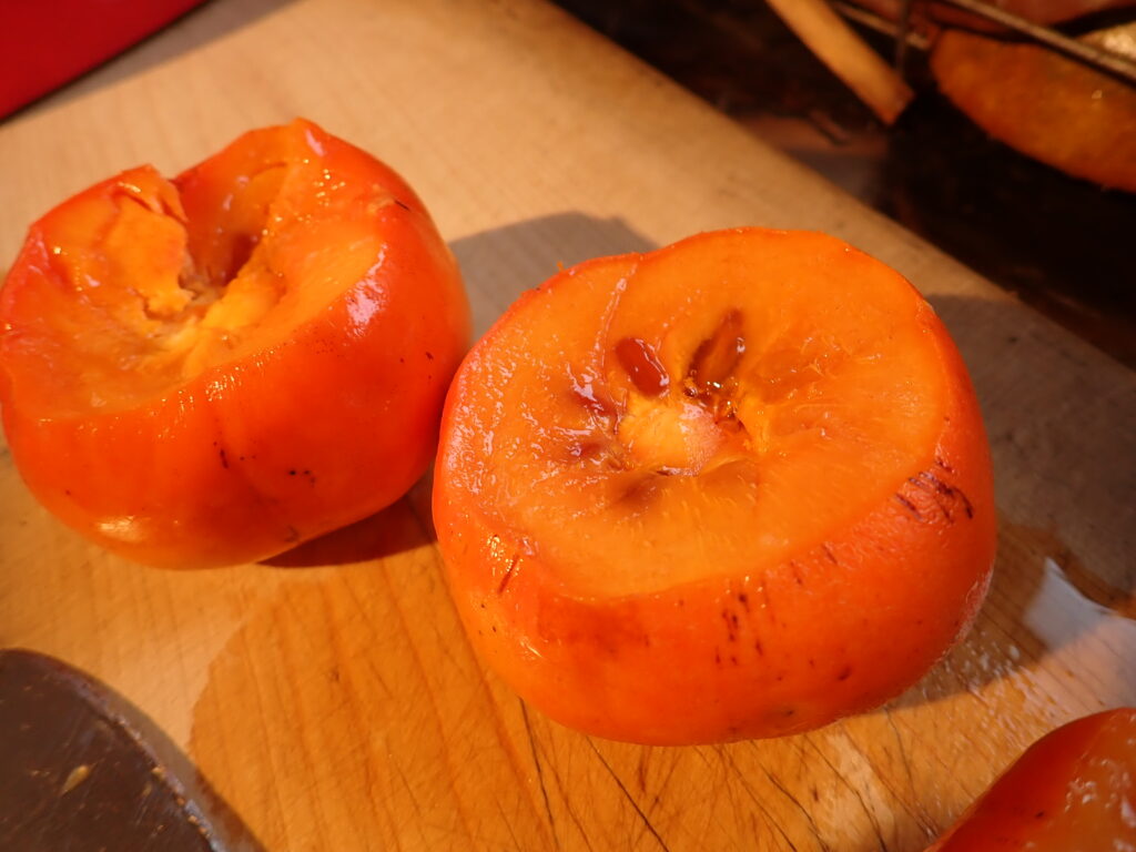 柿のヘタを取り除く。