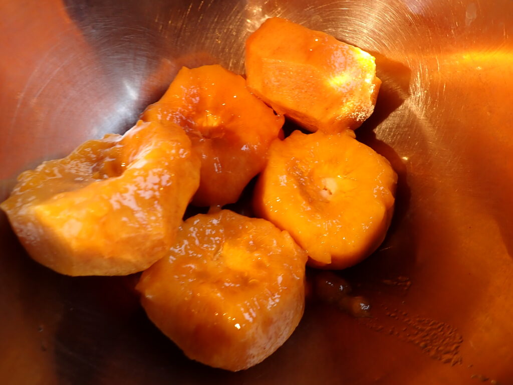 熟した柿の皮を剥く。