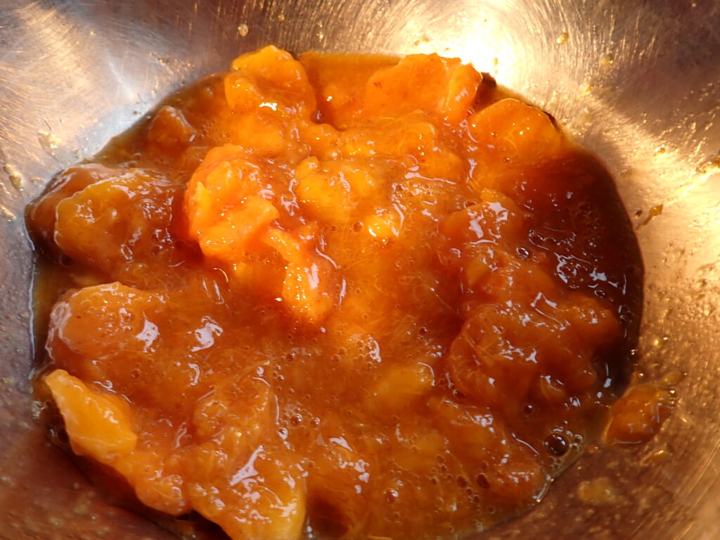 熟した柿を潰す。