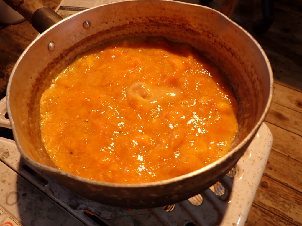 熟した柿を煮る。