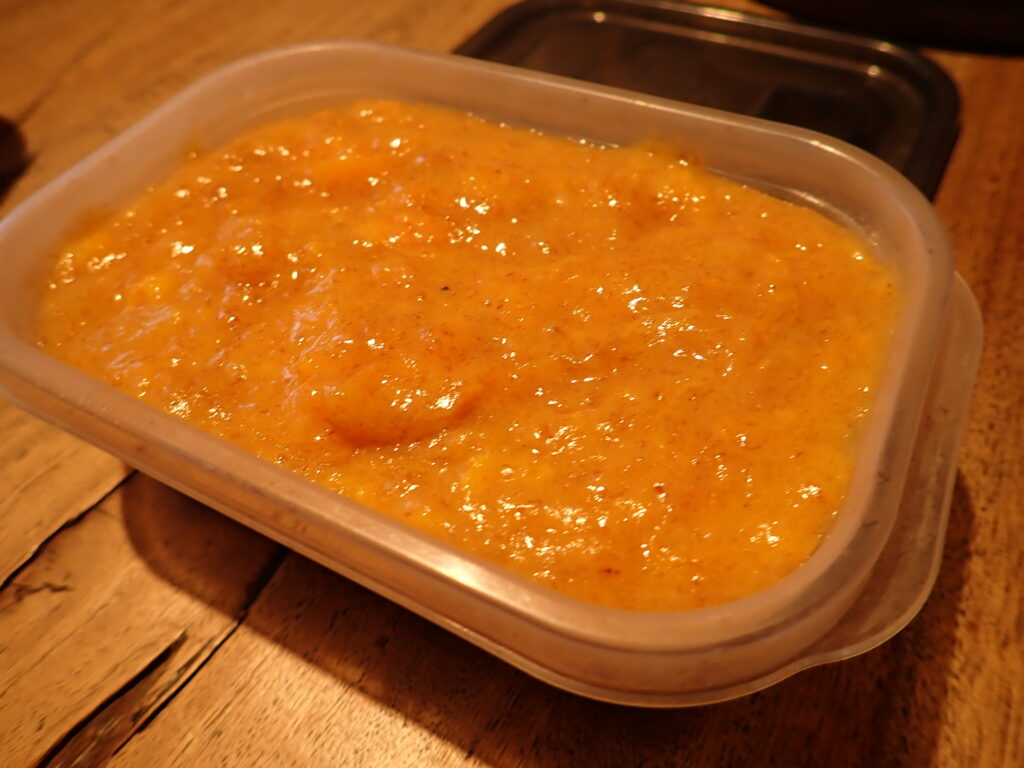 煮た柿をタッパーに詰める。