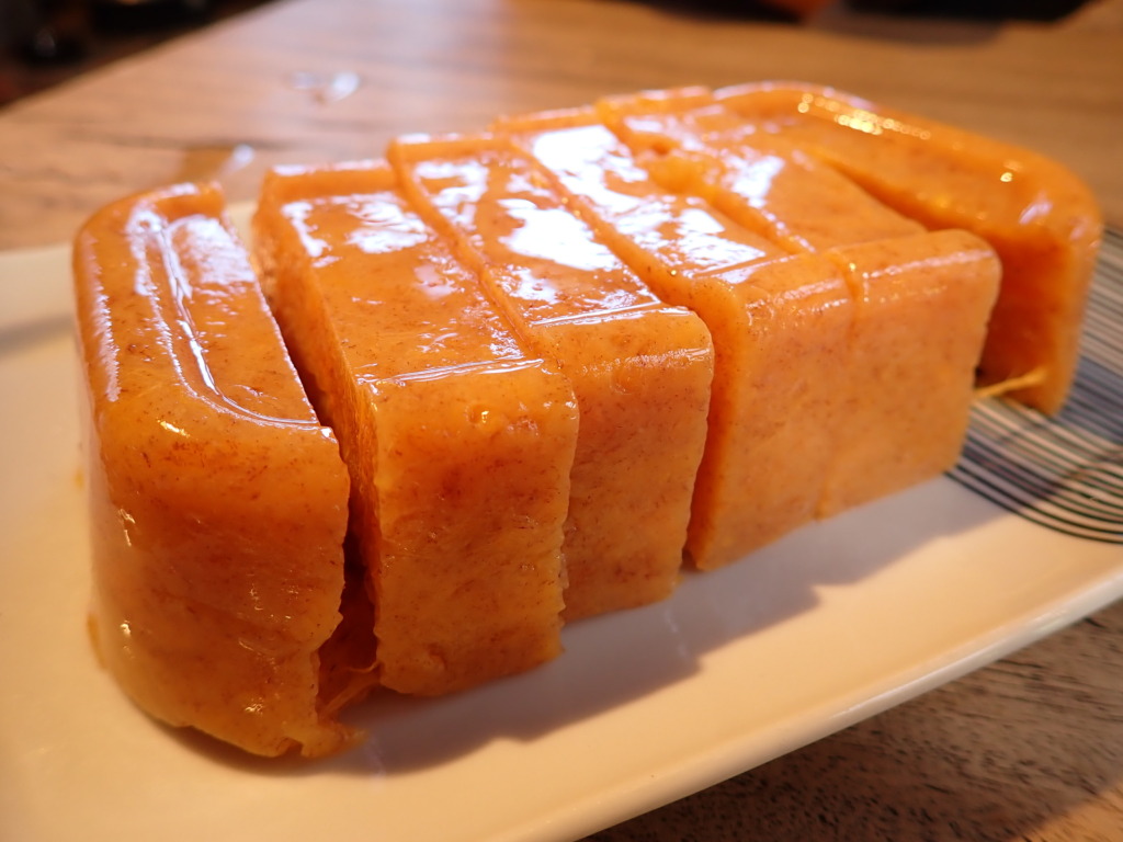 熟した柿でつくる柿ようかん。