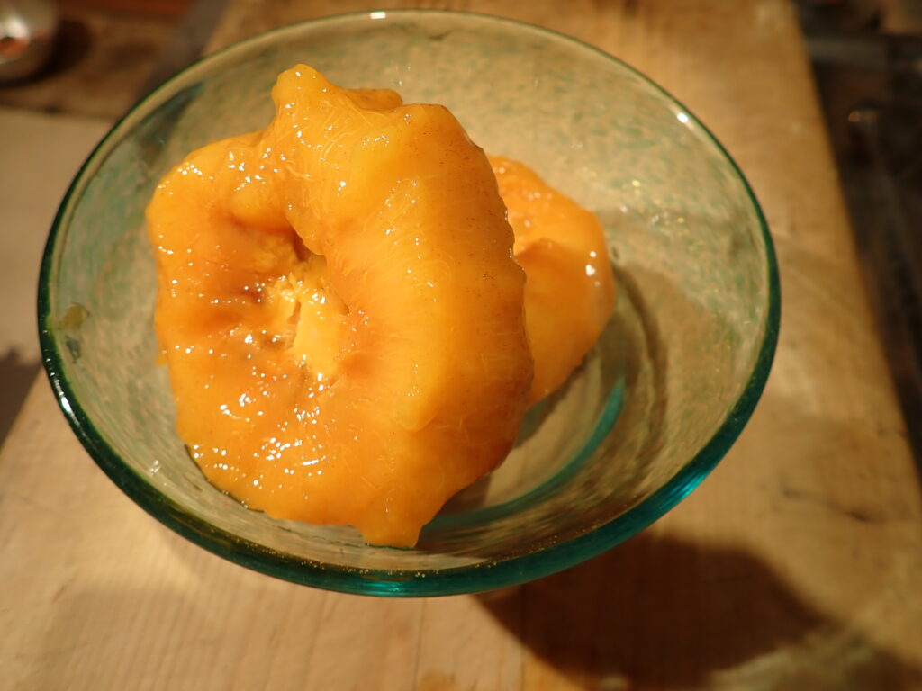 熟した柿の皮を剥く。