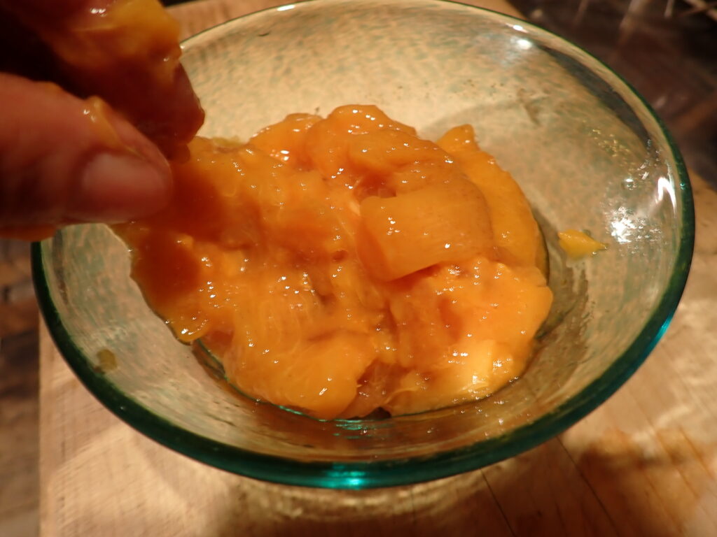 熟した柿を潰す。