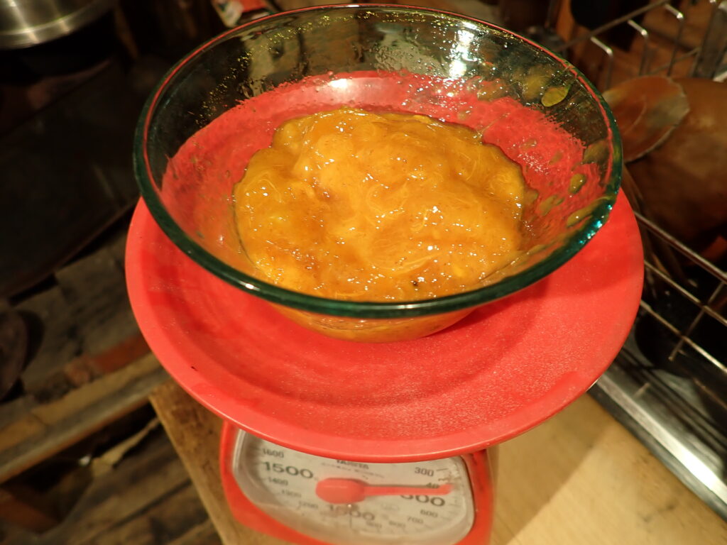 柿の重量を計る。