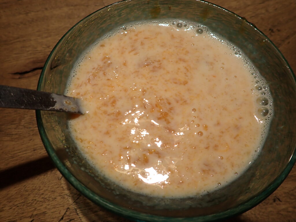 熟した柿と牛乳を混ぜる。