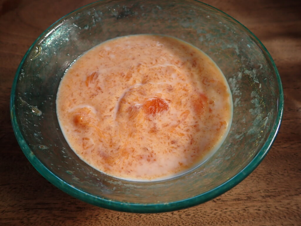 柿フルーチェを冷やし固める。