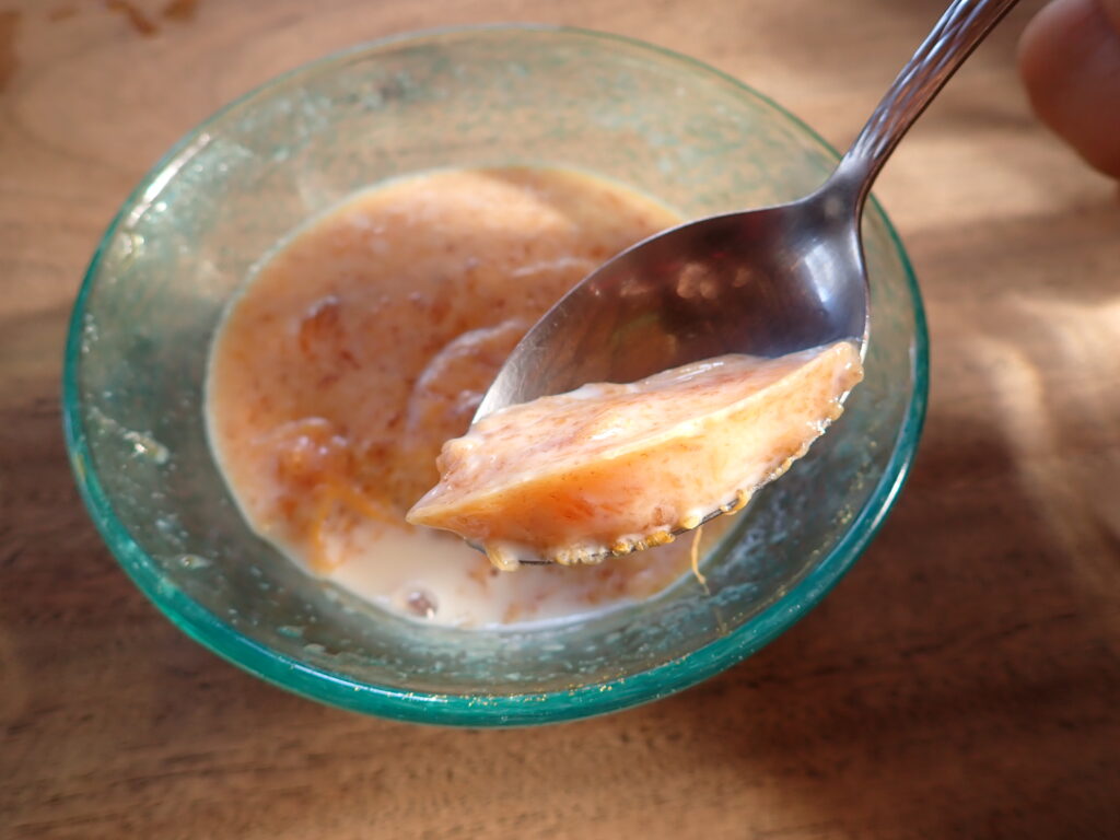 柿フルーチェをスプーンですくう。