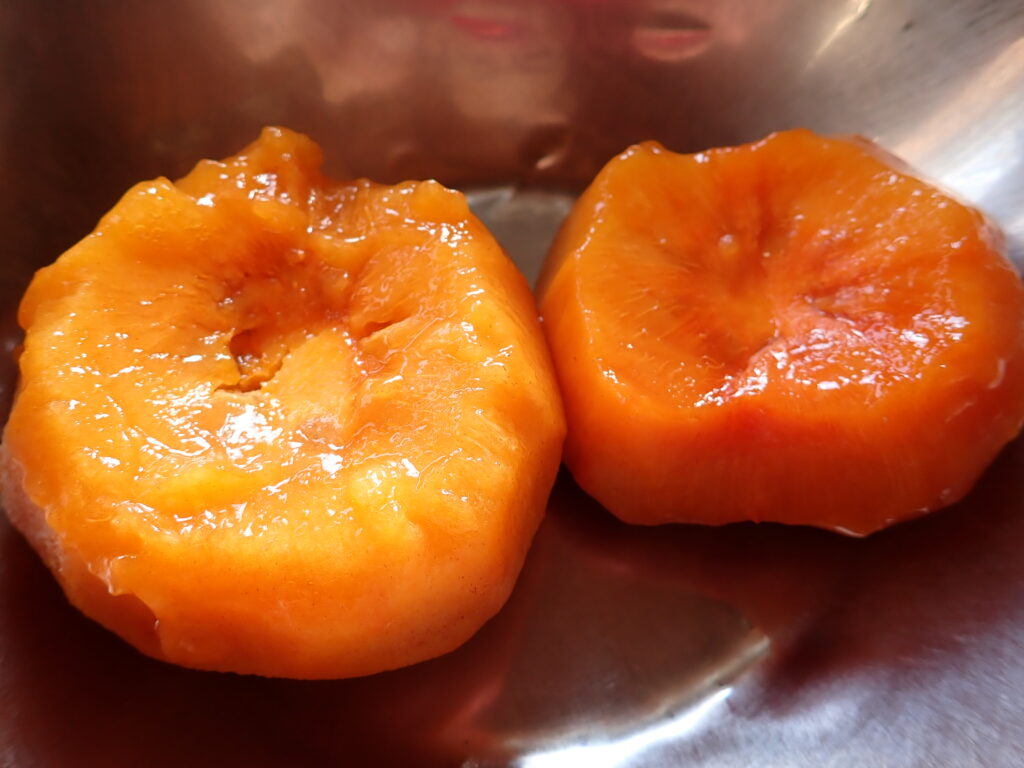 熟した柿の皮を剥く。