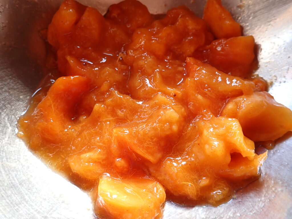 熟した柿を潰す。