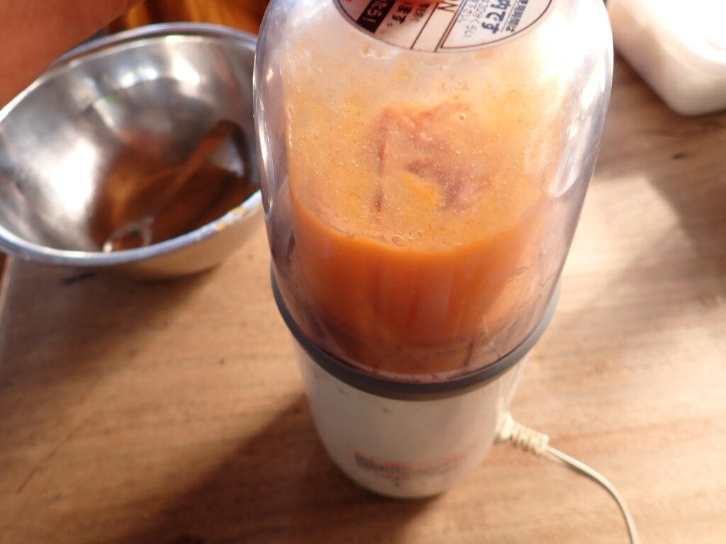 熟した柿をミルサーにかける。