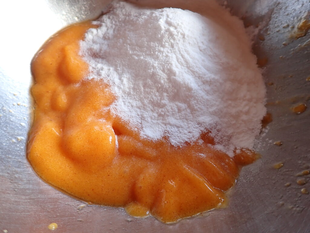 米粉を加える。