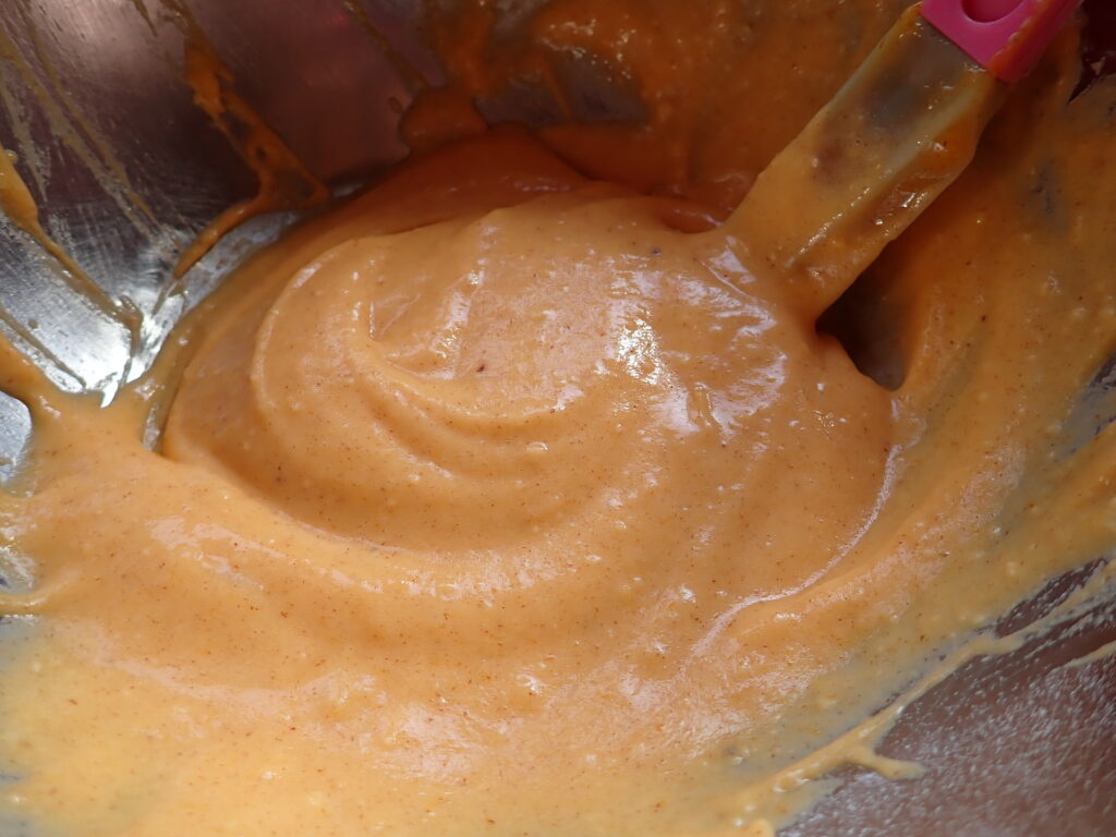 柿ペーストと米粉を混ぜる。