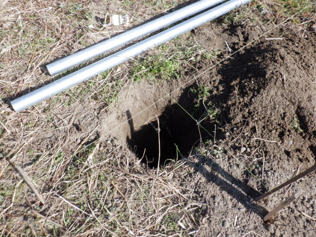 垂直に地面に穴を掘る。