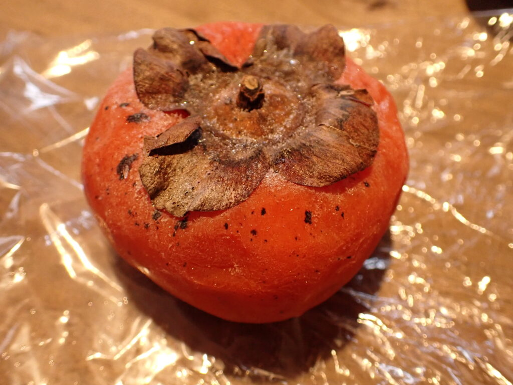 熟した柿を凍らせる。