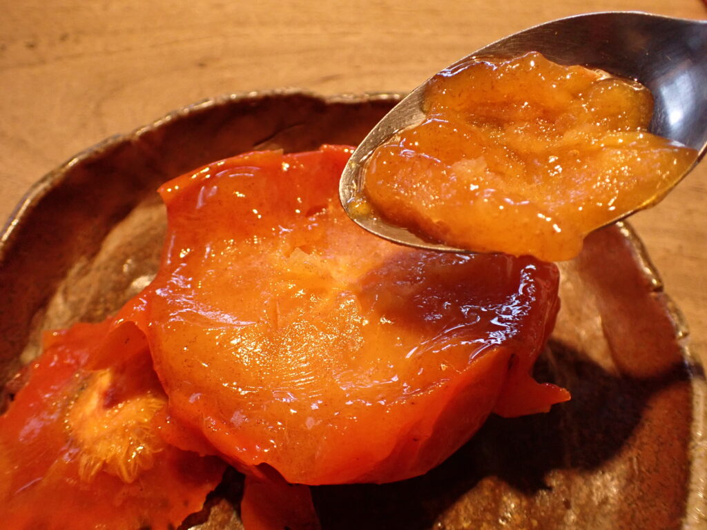 凍らせた柿を食べる。