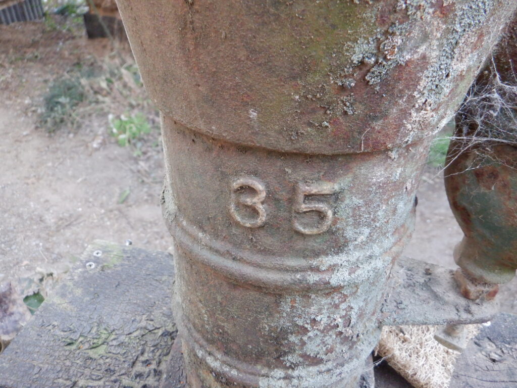 手押しポンプに刻印された番号をチェックする。