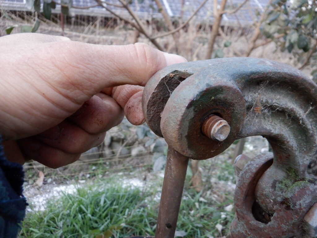 ピストン上部のボルトを外す。