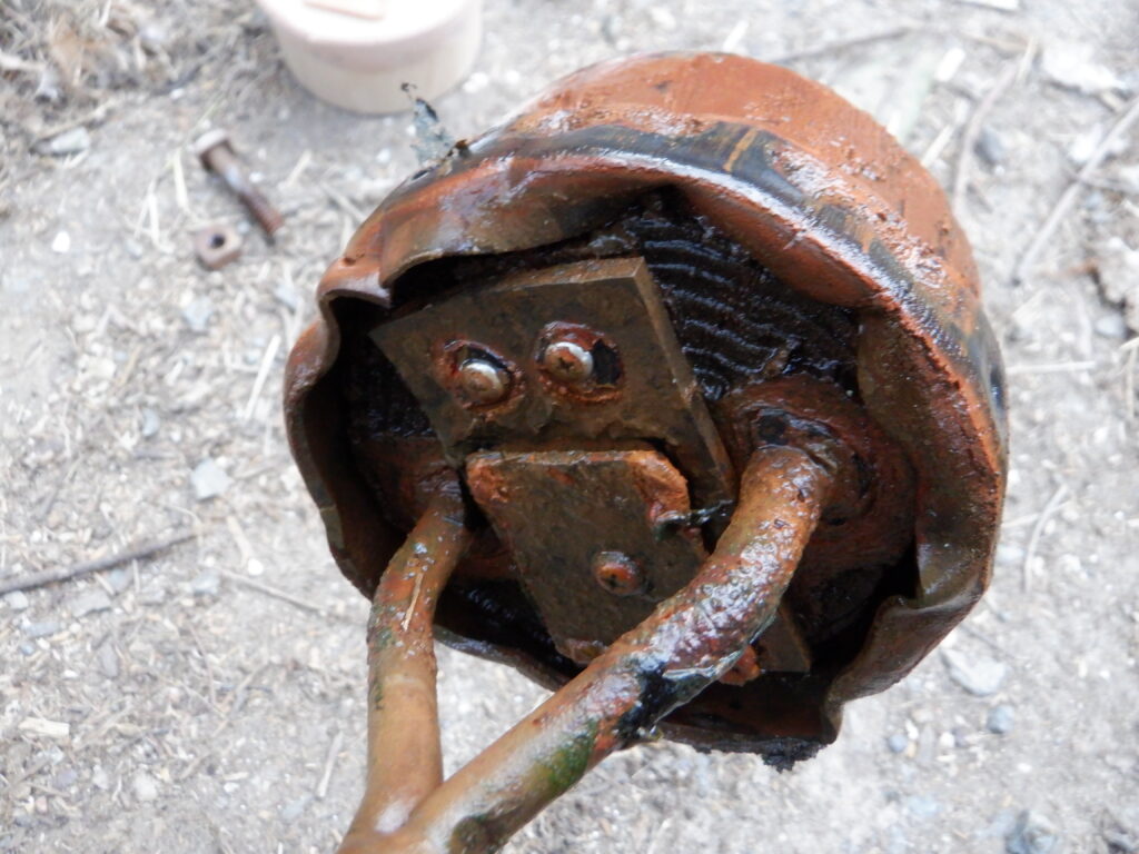 外した手押しポンプの木玉。