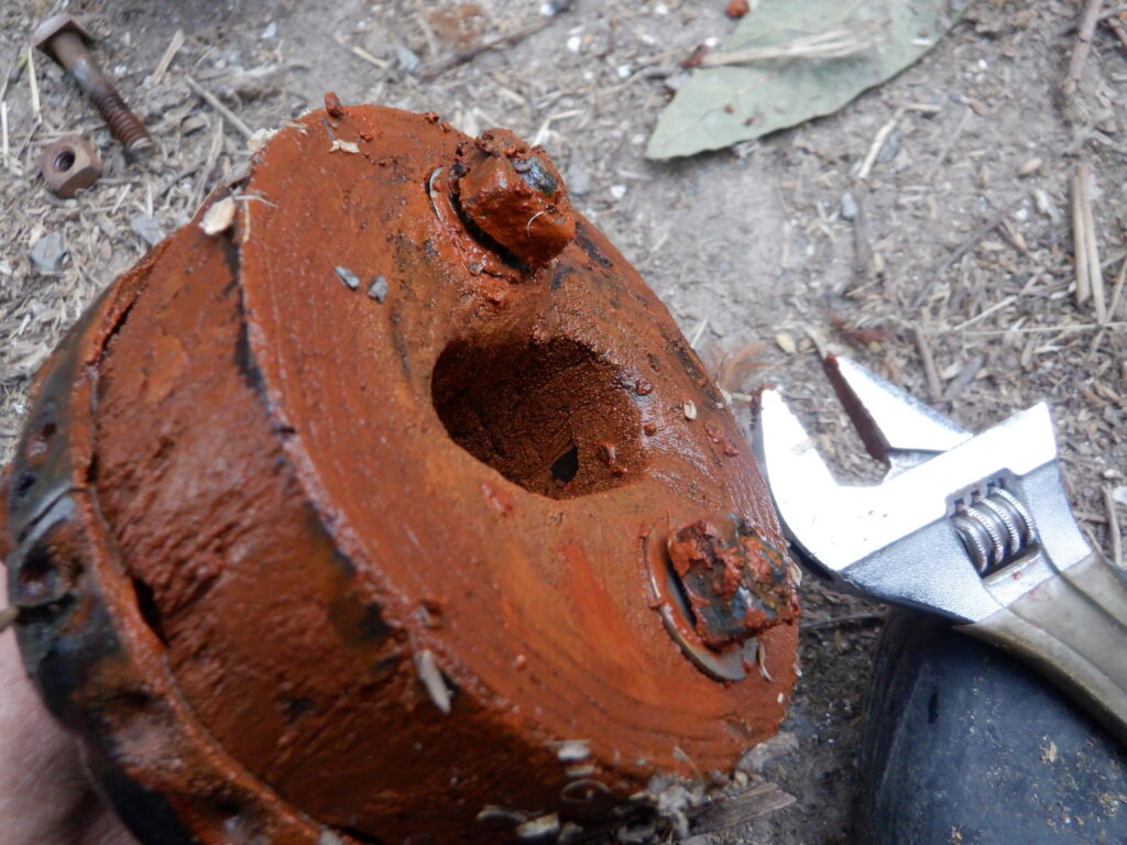 ナットを緩め木玉を外す。