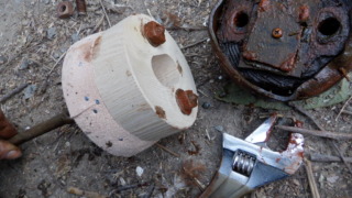 手押しポンプの木玉を交換する。