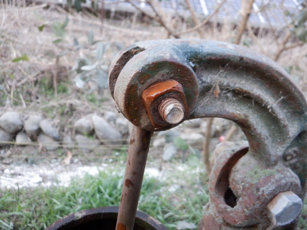 ピストン上部のナットを締める。