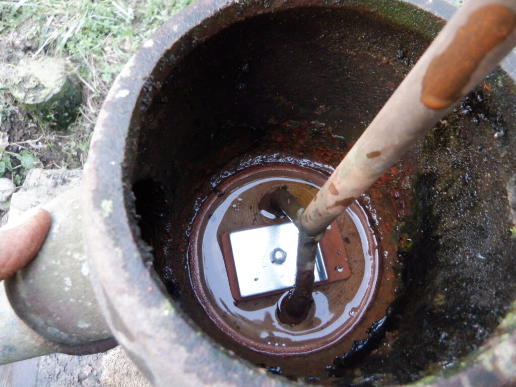 手押しポンプにピストンがセットされる。