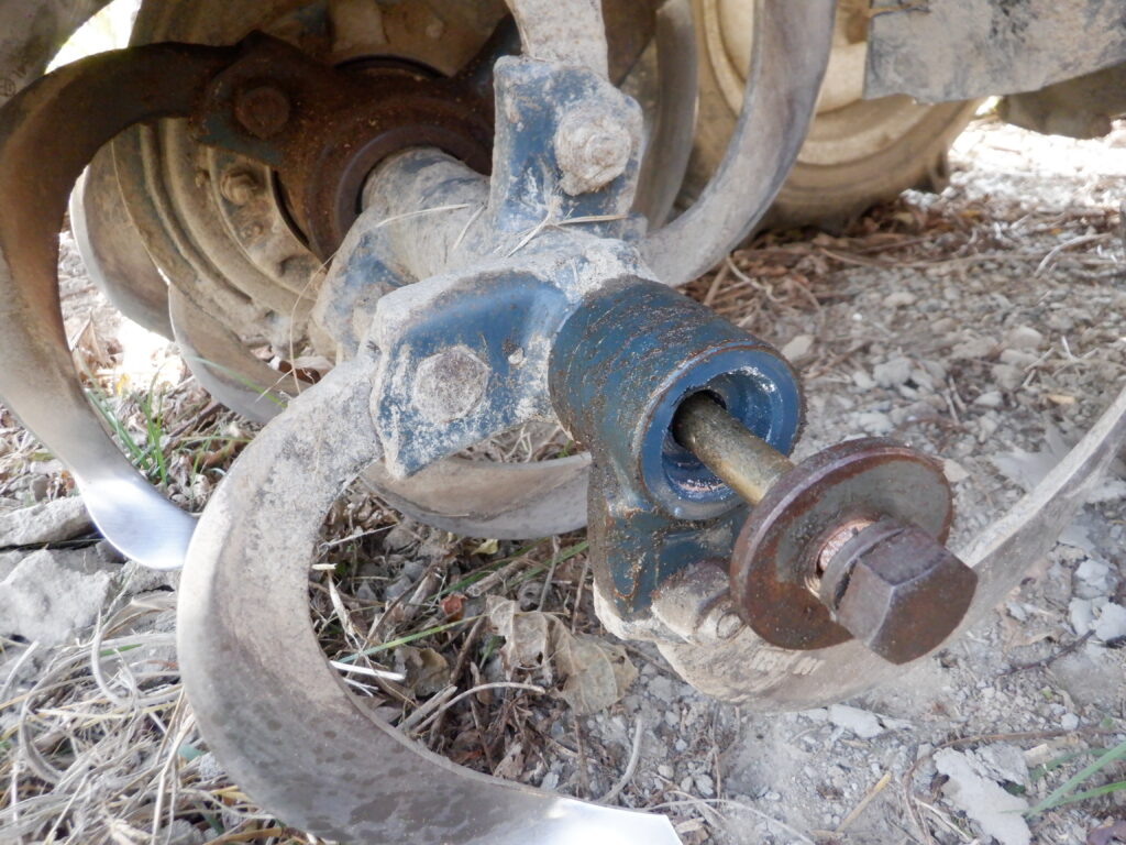 耕運機のロータリを分解する。