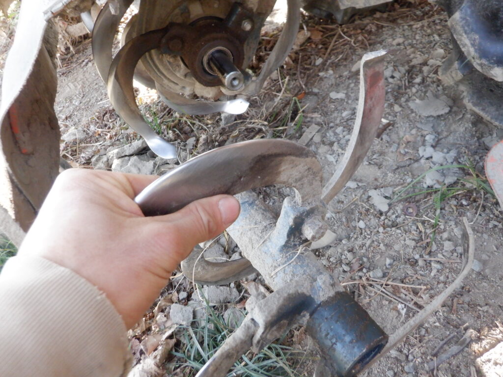 ロータリの右側が外れる。