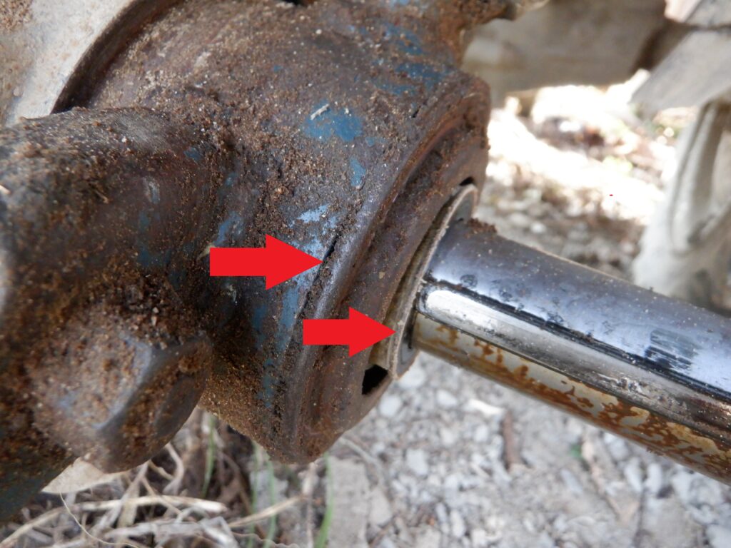 オイルシールを外していく。