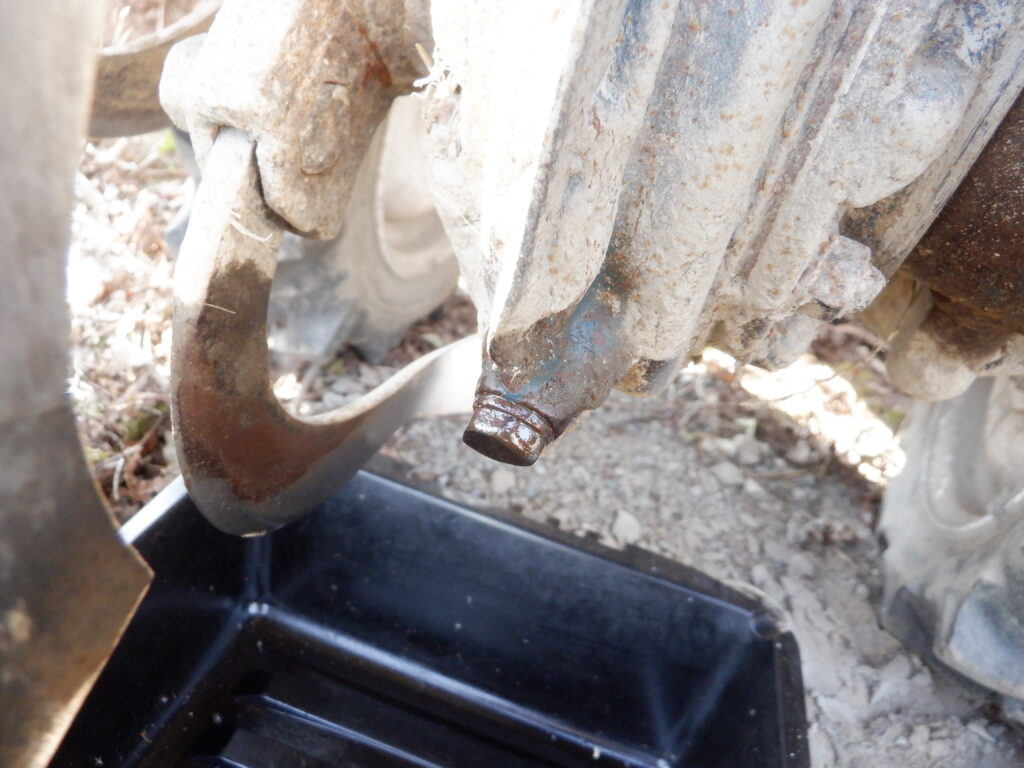 耕運機ロータリのドレインボルト。