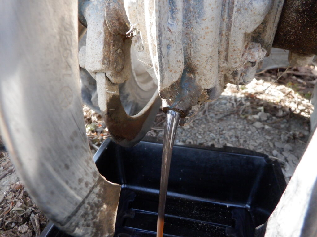 ギアオイルを抜く。