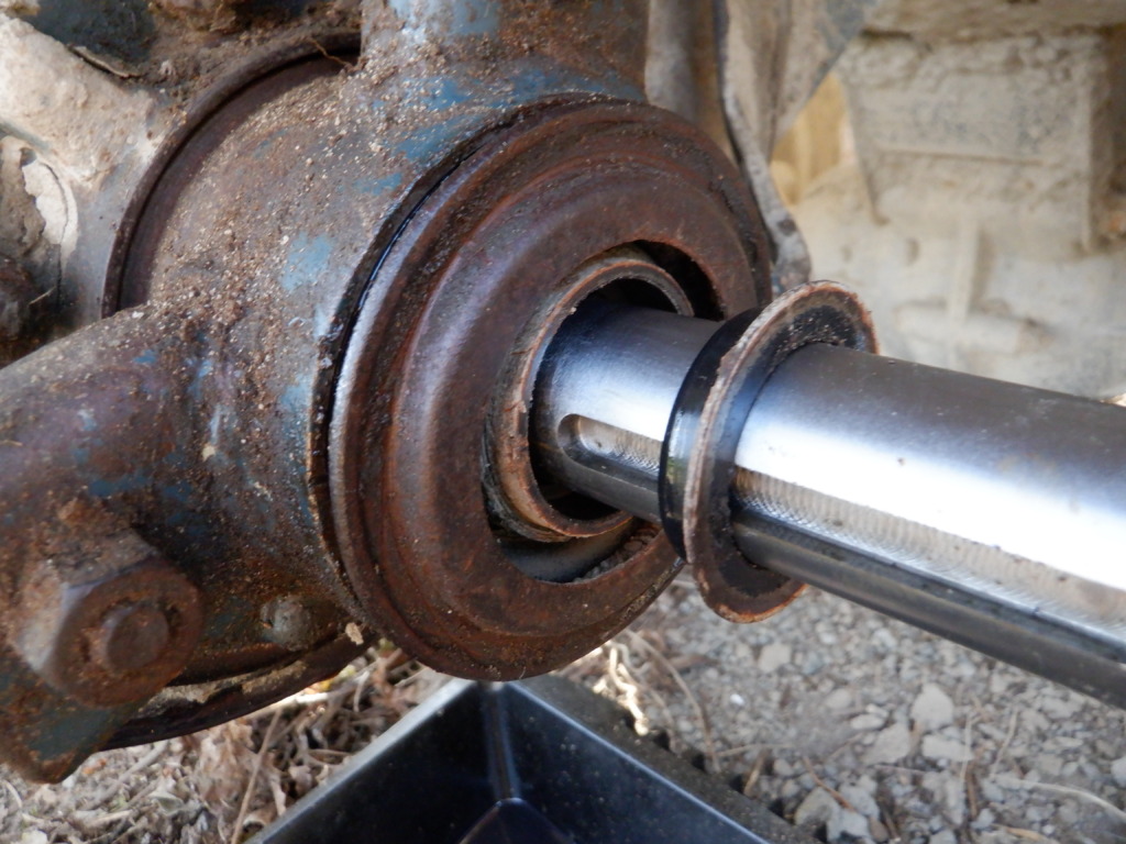 耕運機のロータリ軸のオイルシールを交換する。