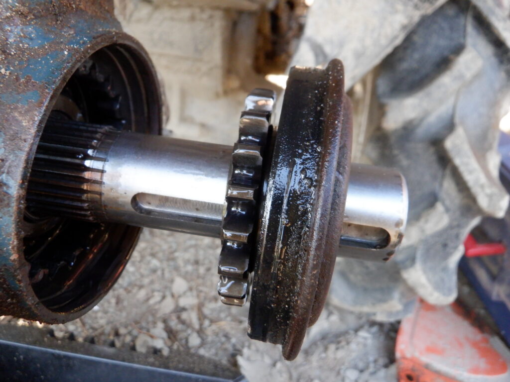 大きい方のオイルシールが外れる。