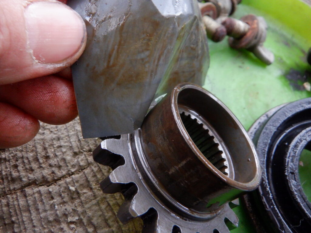 サンドペーパーで磨いて錆びを落とす。