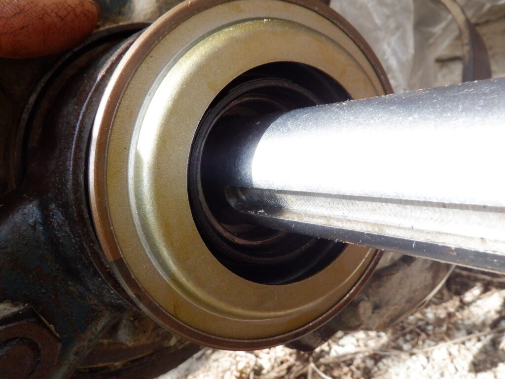 オイルシールをはめていく。