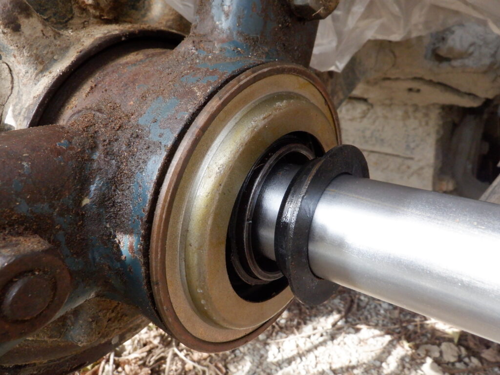 小さい方のオイルシールも入れていく。