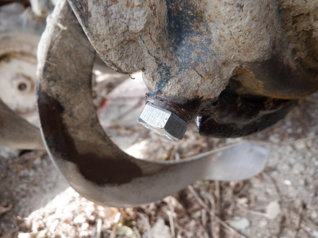 新しいドレインボルトをセットする。